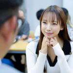 キャンパスでは教授と大学生。与田りん